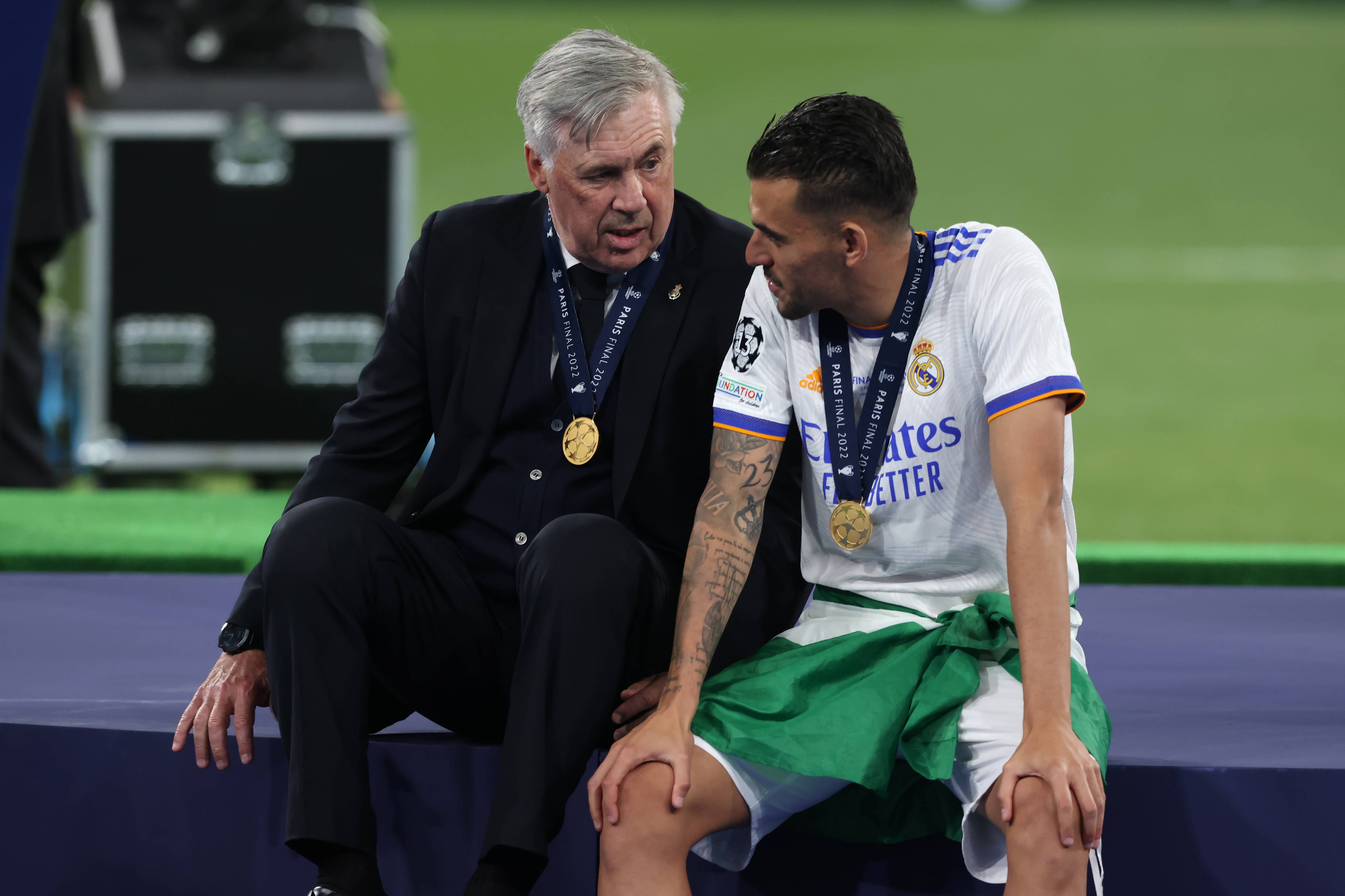 Dani Ceballos dialoga con Carlo Ancelotti tras ganar la última Champions League.