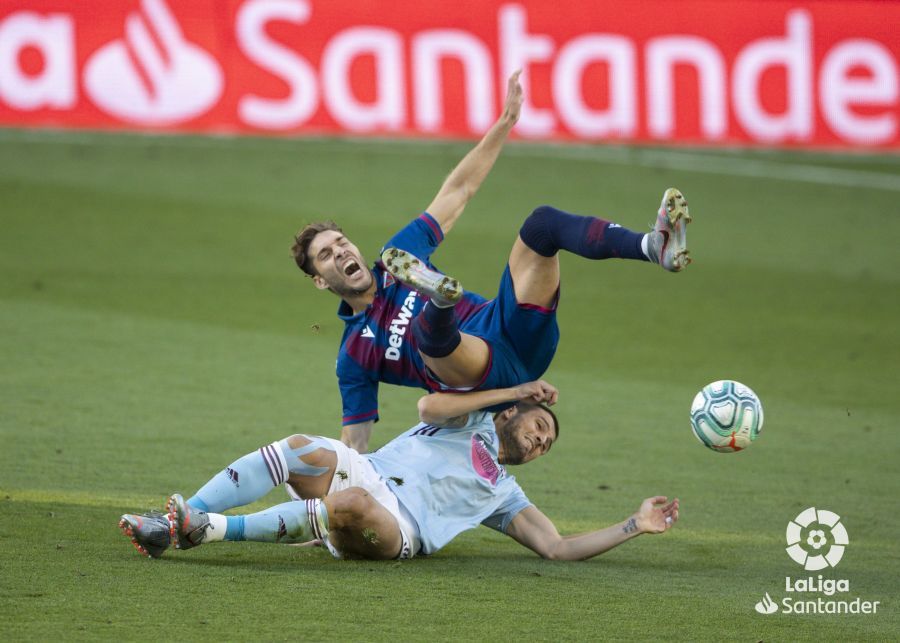  Rochina recibe una dura entrada.