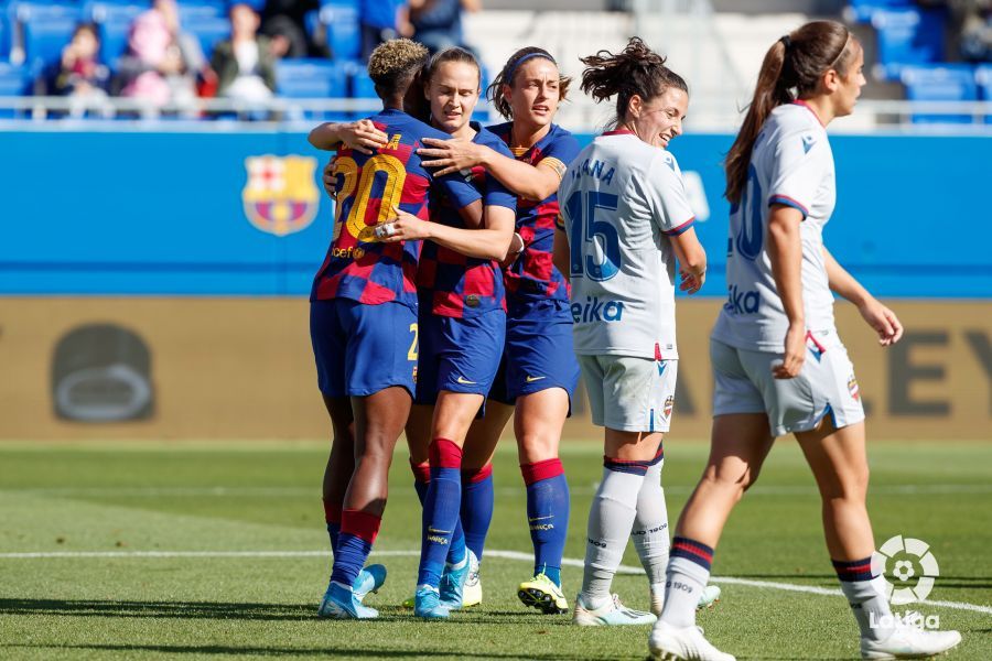 Hansen celebra un gol con Oshoala ante el Levante.