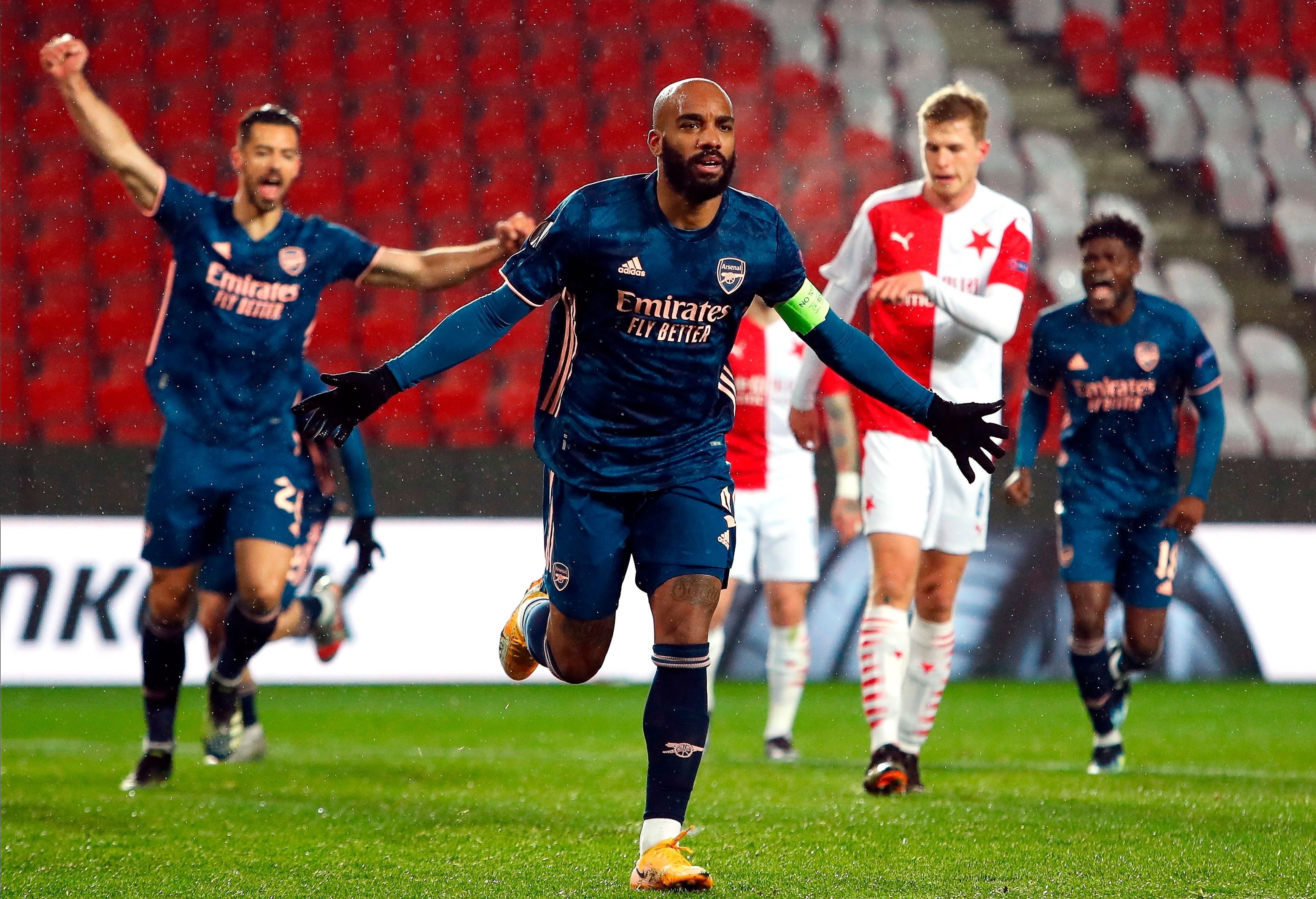 Lacazette celebra su gol ante el Slavia de Praga (FOTO: EFE).
