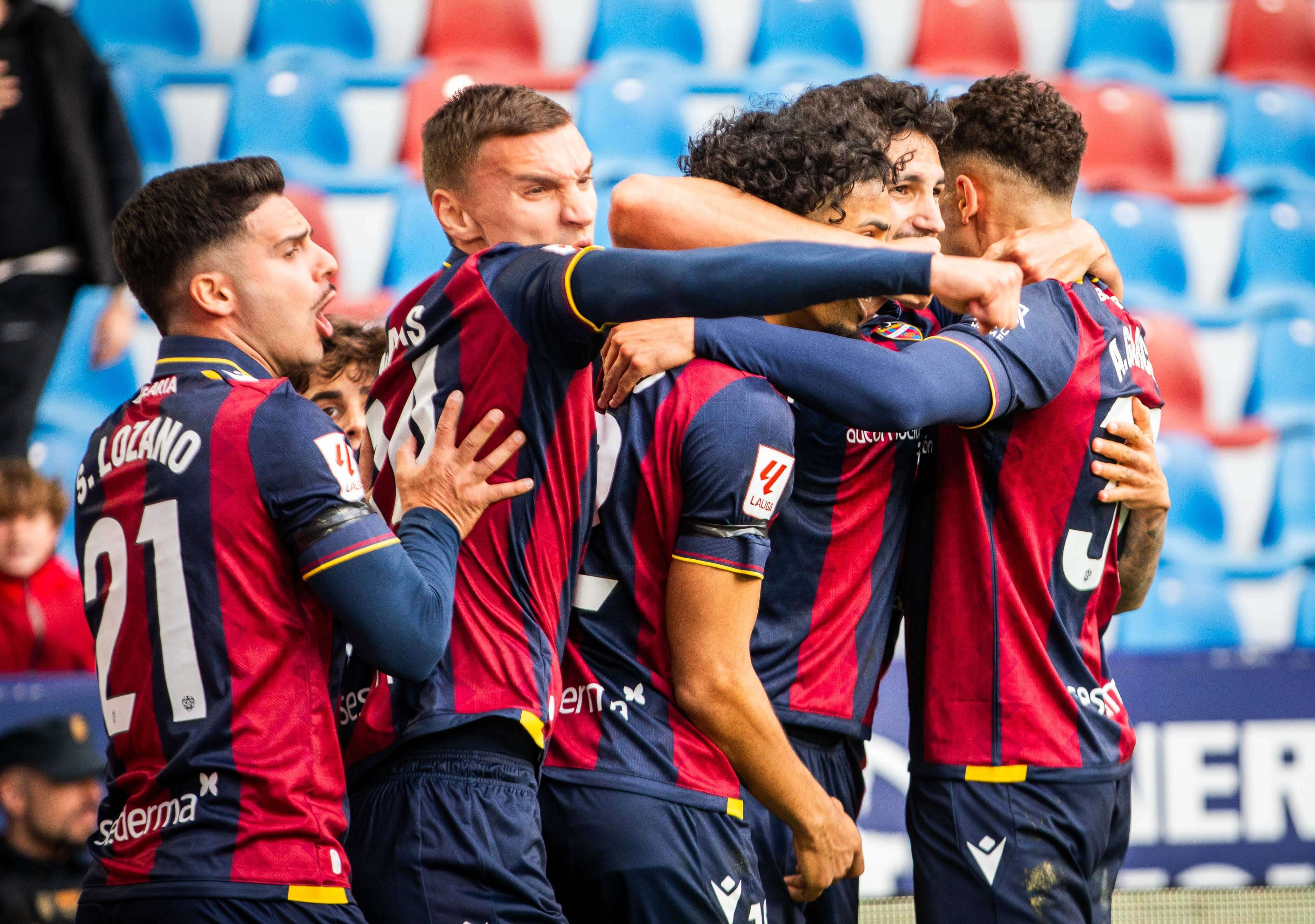  El Levante celebra la primera victoria con Miñambres frente al Sporting.