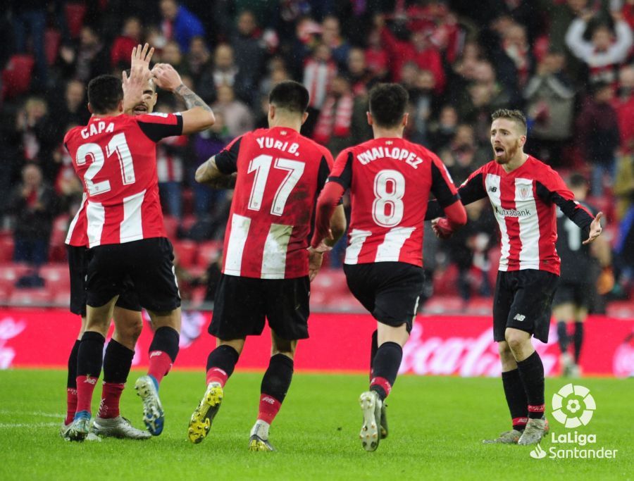  Los rojiblancos corren a celebrar con Muniain su gol.