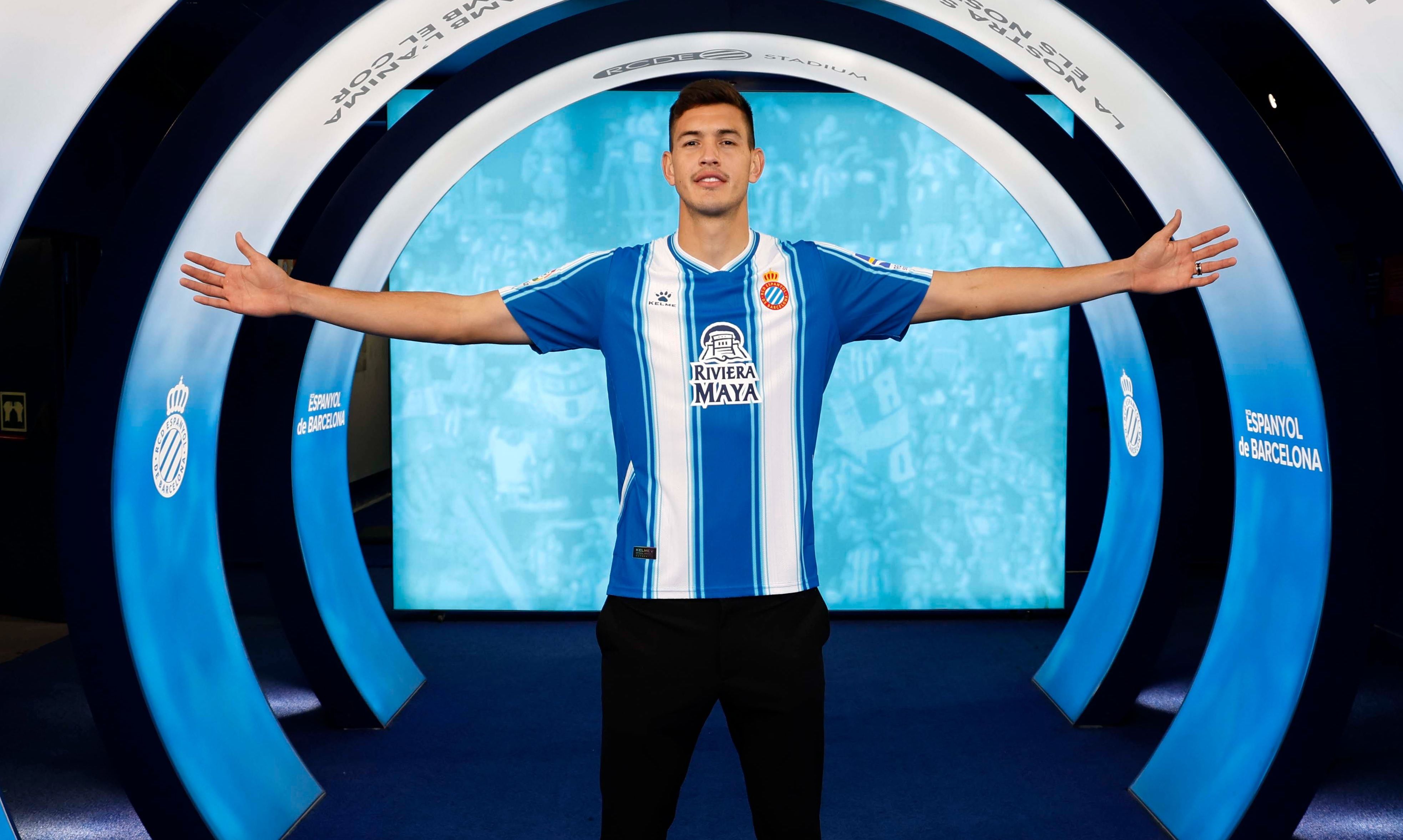  César Montes posa en el estadio del Espanyol.