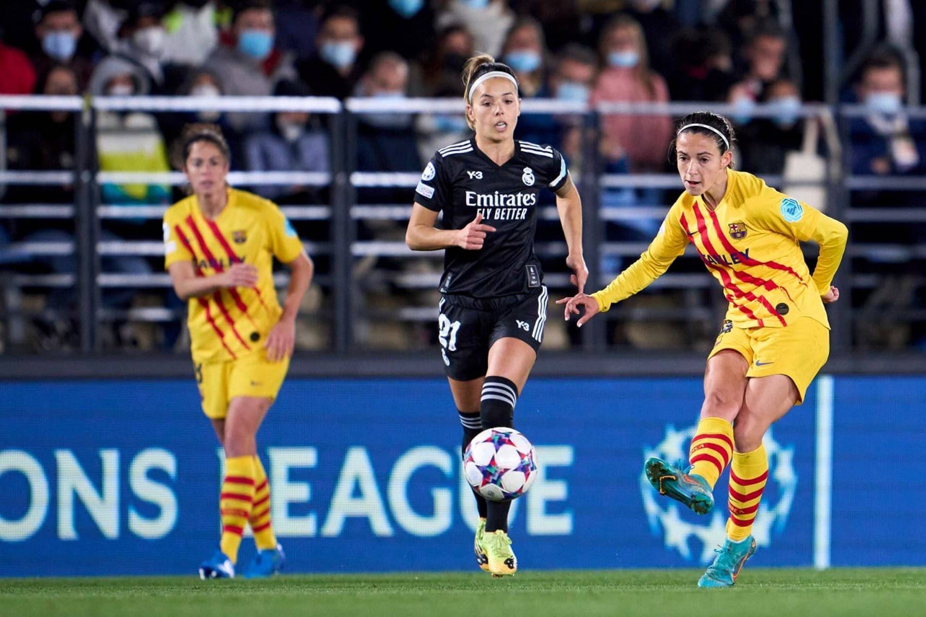  Aitana Bonmatí da un pase delante de Claudia Zornoza en el Barcelona-Real Madrid de Champions.