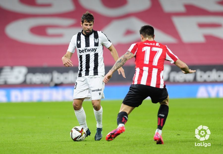  Coke, con el balón en los pies ante un rival del Athletic.
