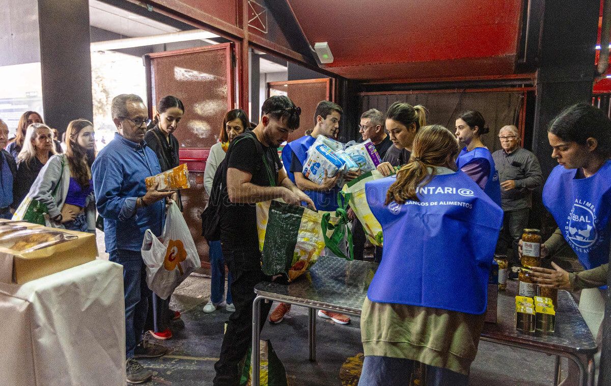 Colas de gente en Mestalla para entregar ropa y alimentos