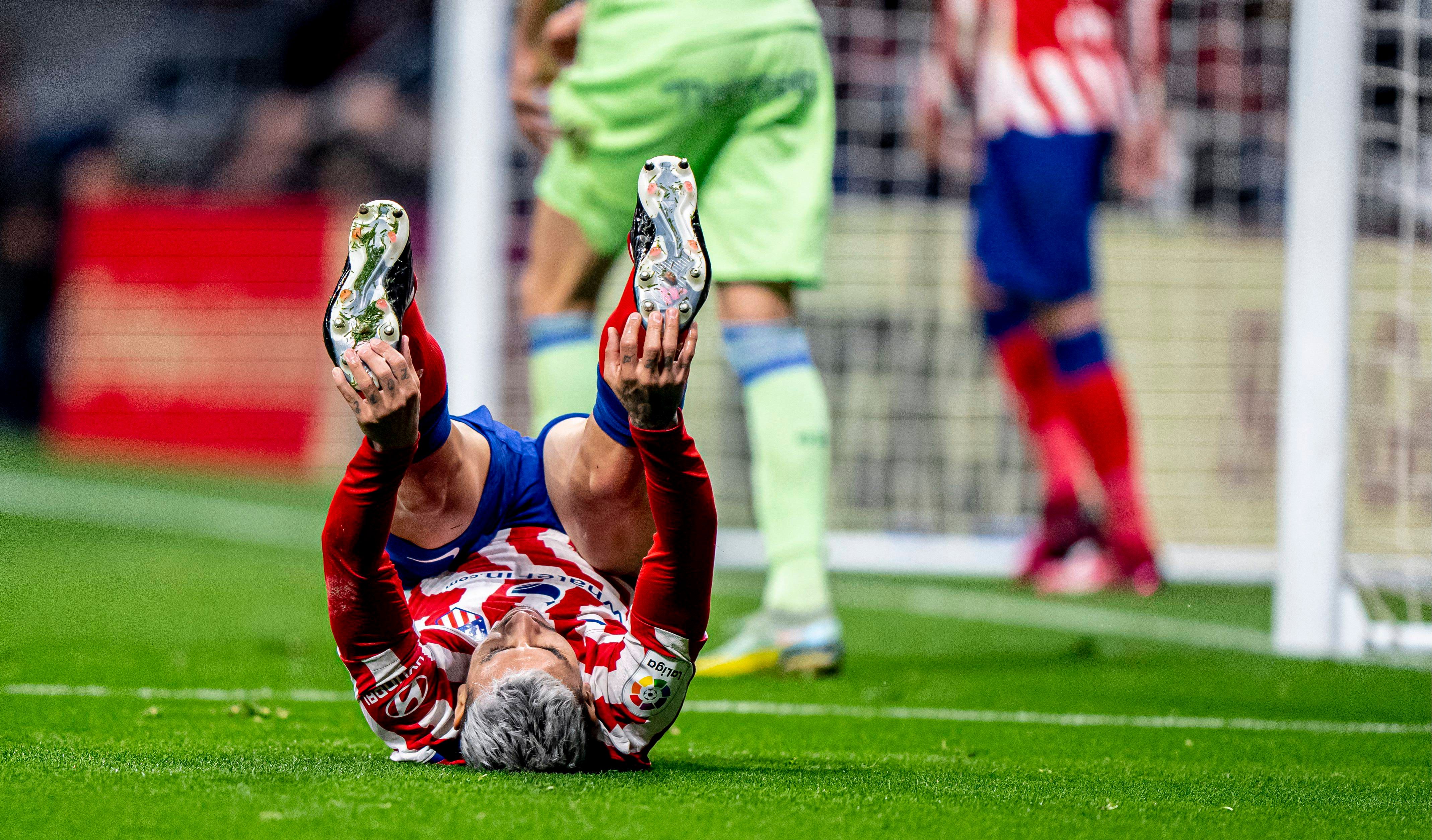 Correa, sobre el césped del Metropolitano (Foto: Cordon Press).