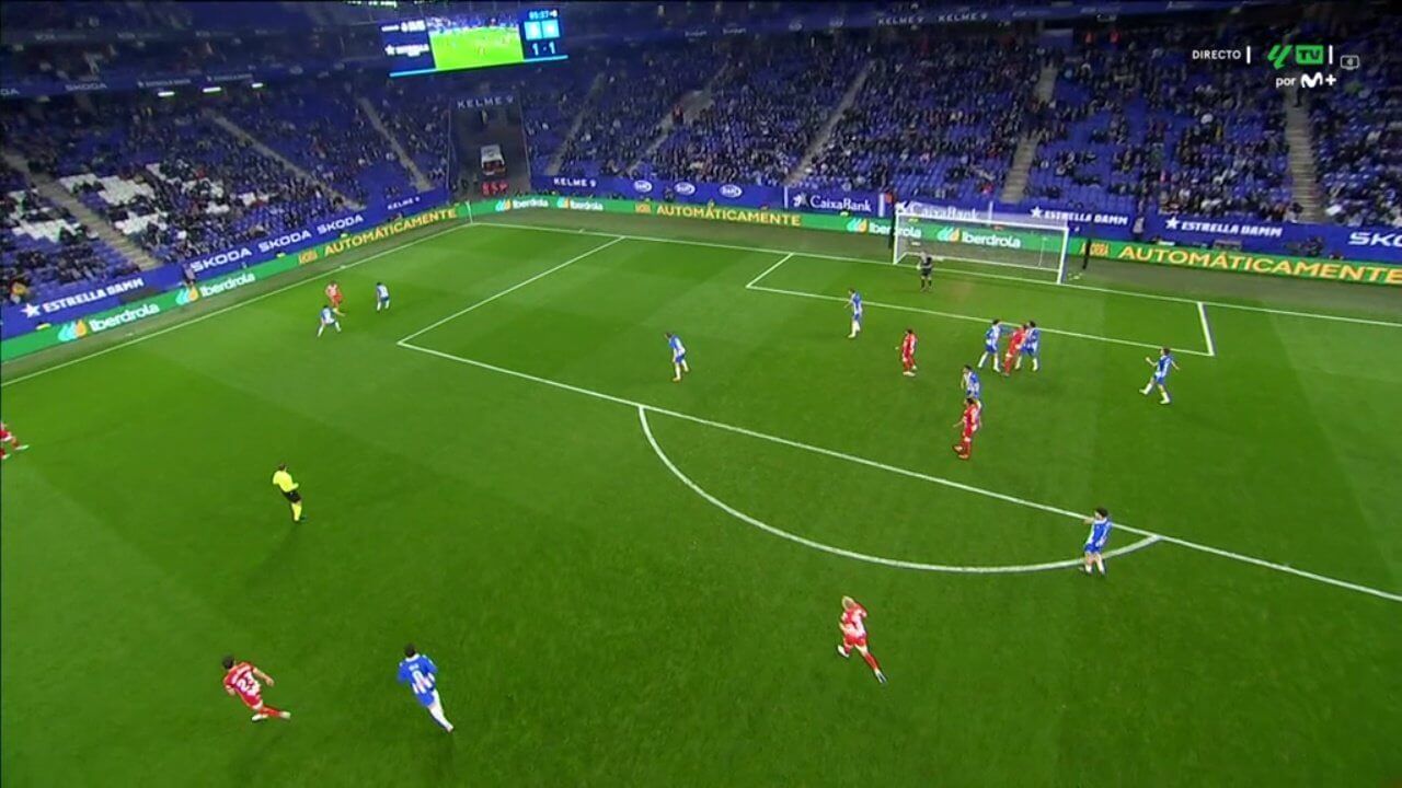 La acción de Fernando Calero con Cristhian Stuani en el Espanyol-Girona.