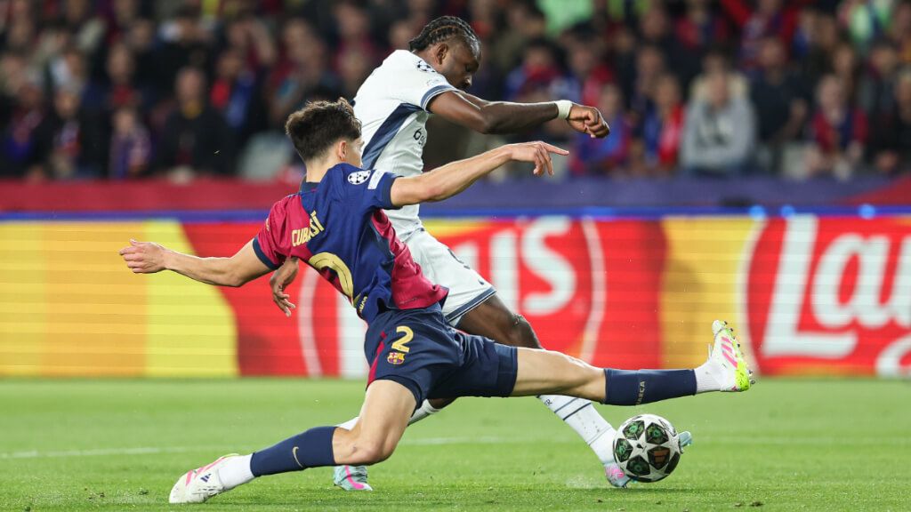  El corte de Pau Cubarsí a Marcus Thuram (Fuente: Europa Press)