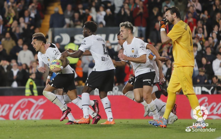 Gol de penalti de Justin Kñuivert en el Valencia - Rayo.