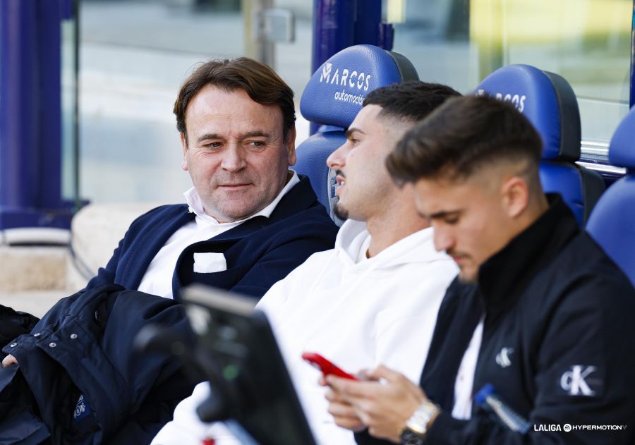 Danvila en el banquillo del Ciutat en la previa del Levante - Huesca.