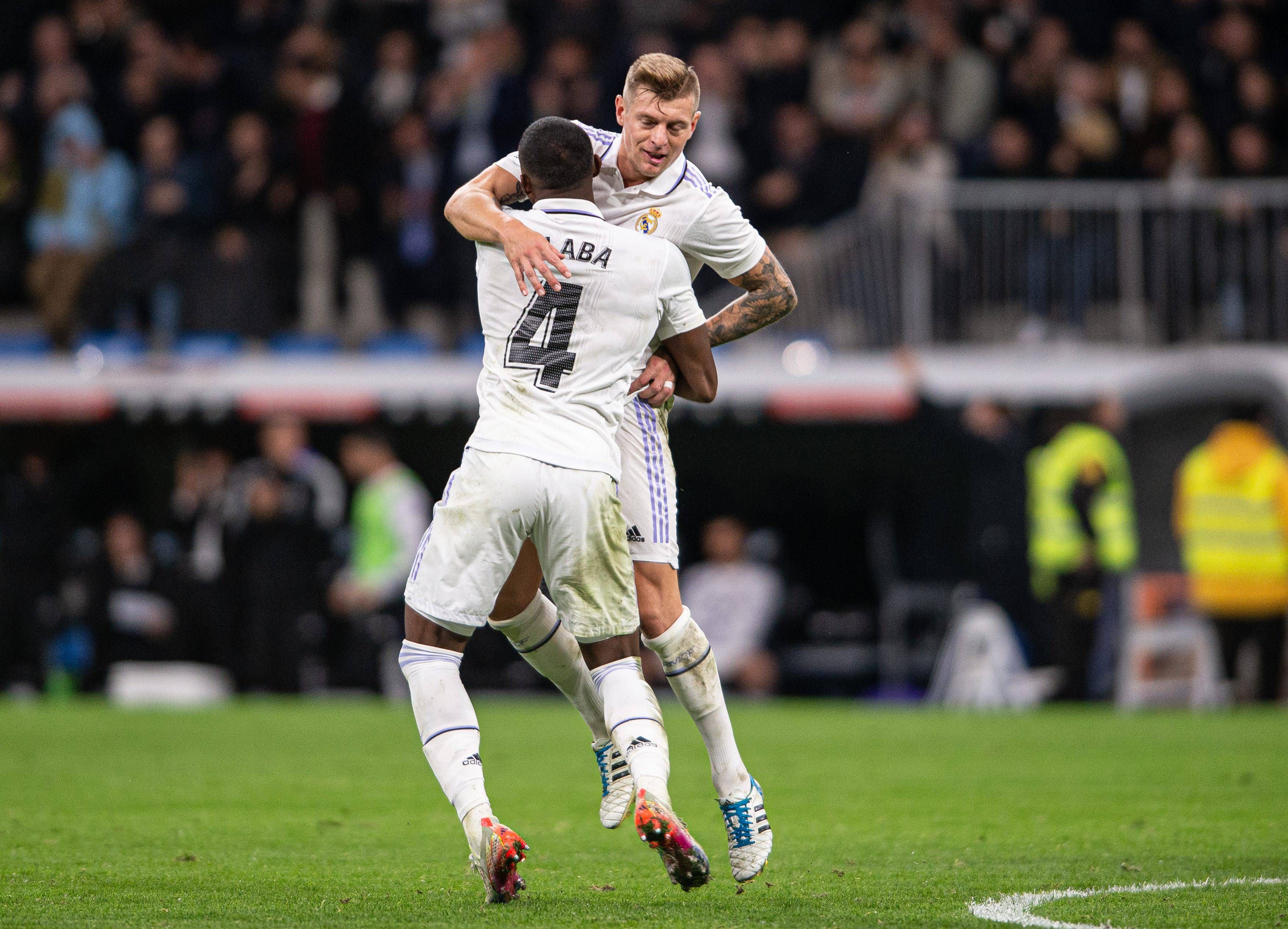  David Alaba celebra con Toni Kroos el gol del alemán en el Real Madrid-Cádiz