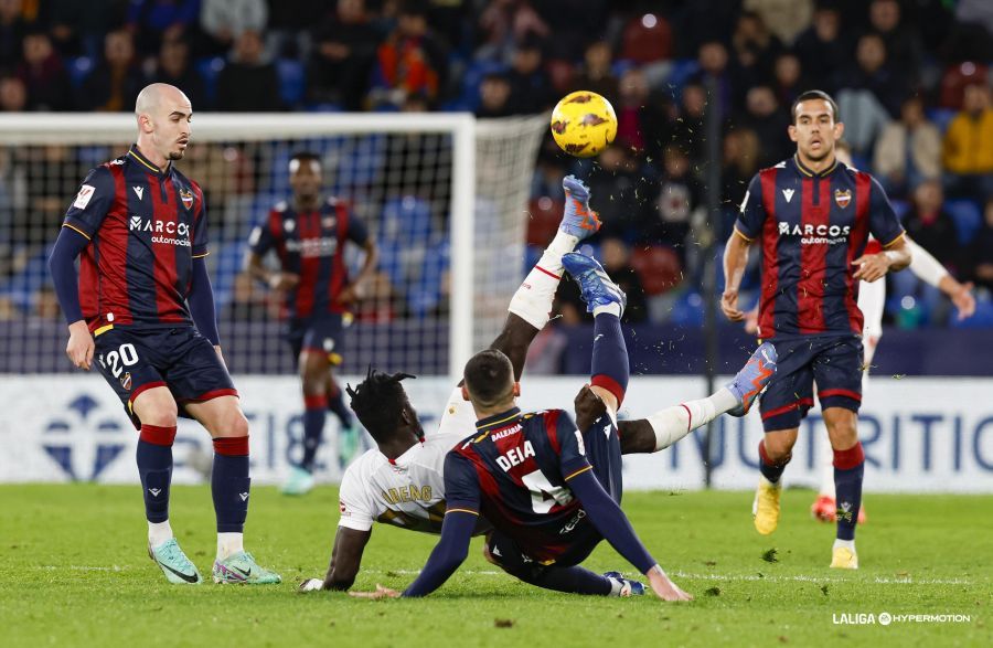 Dela durante un partido del Levante en el Ciutat.