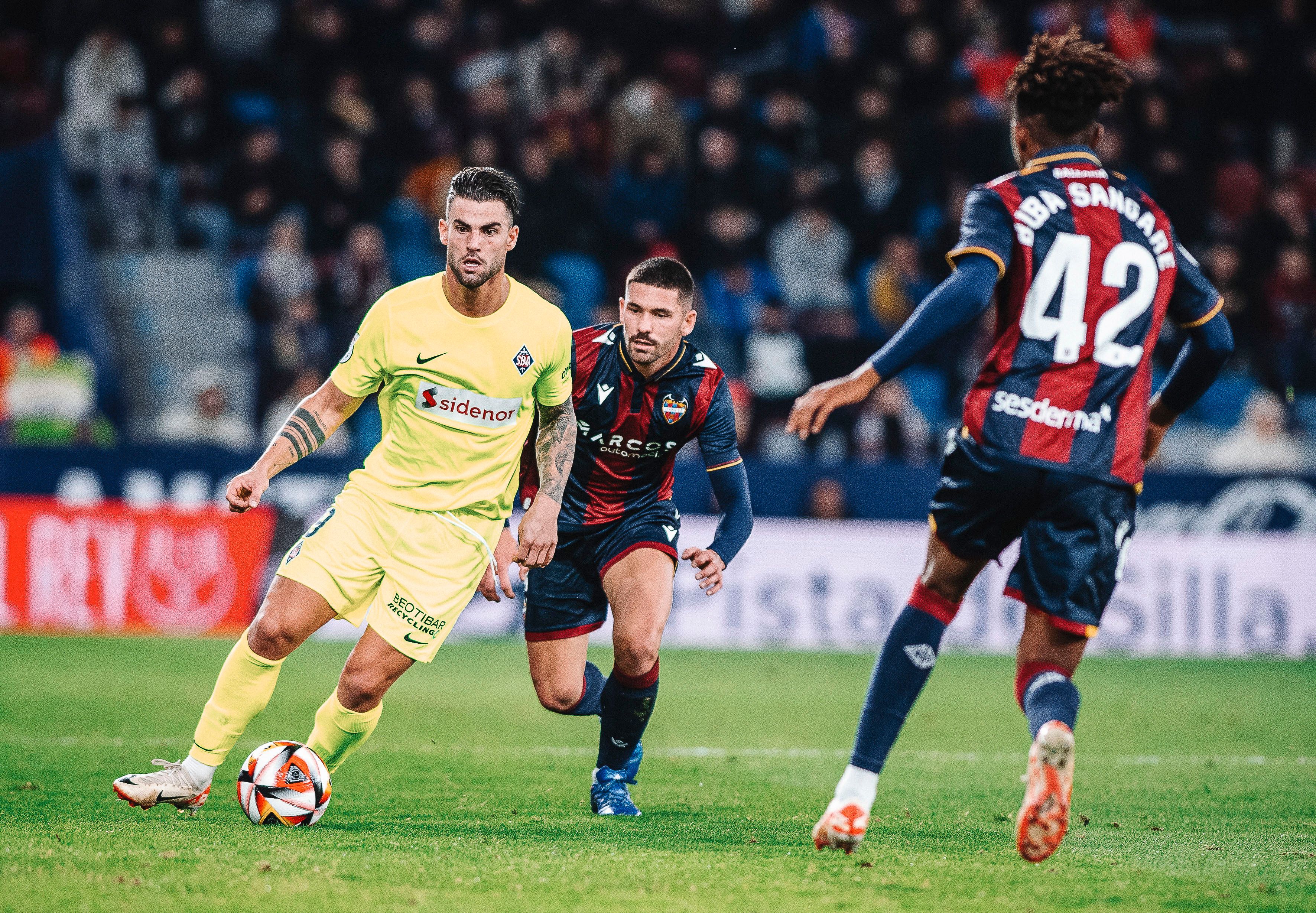 Buba Sangaré y Dela en el Levante - Amorebieta de Copa en el Ciutat.