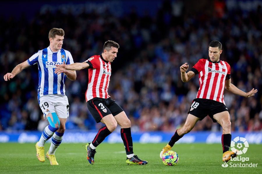 De Marcos y Vivian defienden a Sorloth  en el Real Sociedad-Athletic Club (Foto: LaLiga).