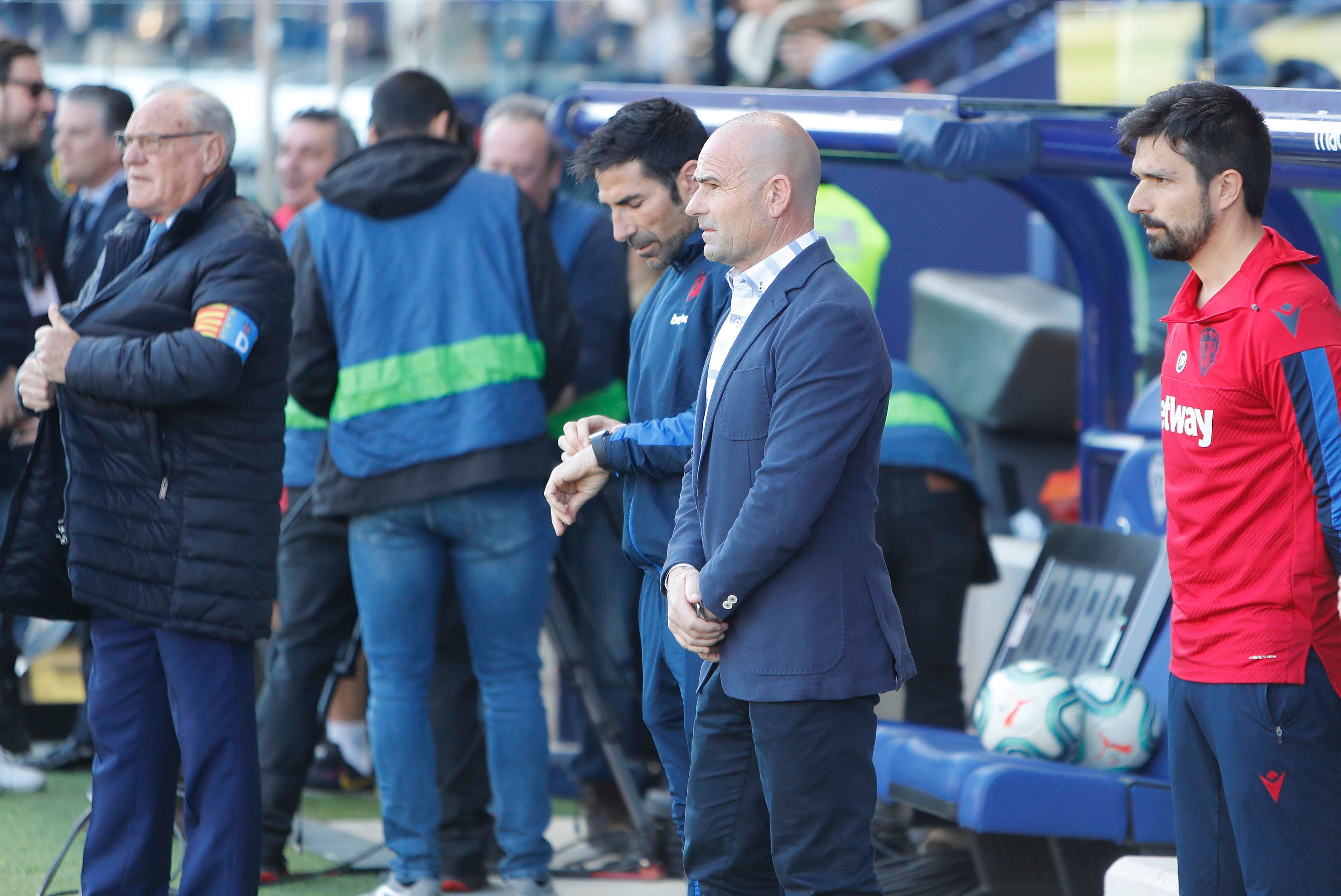 Paco López durante el Levante-Granada.