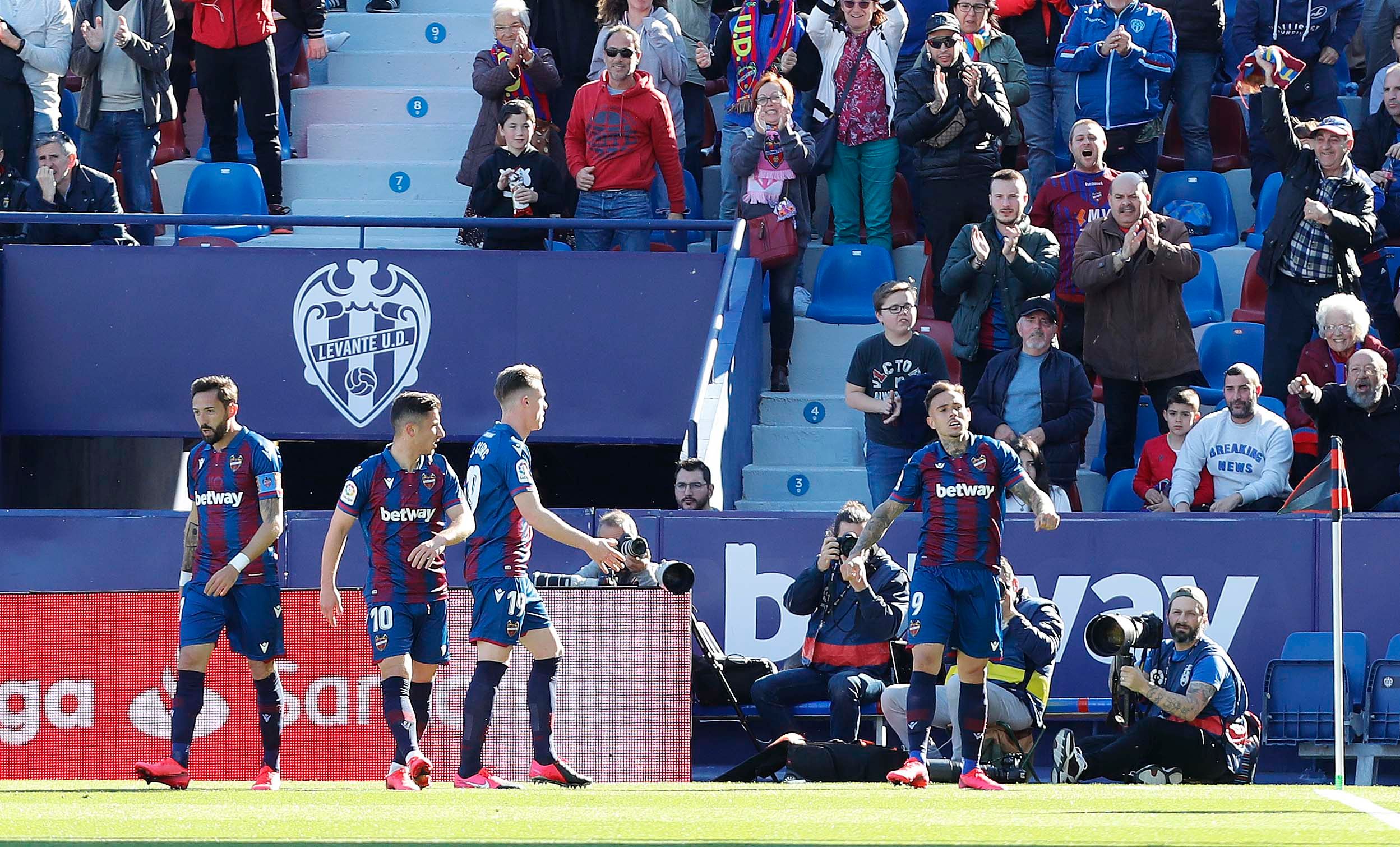  Roger celebra el tanto.