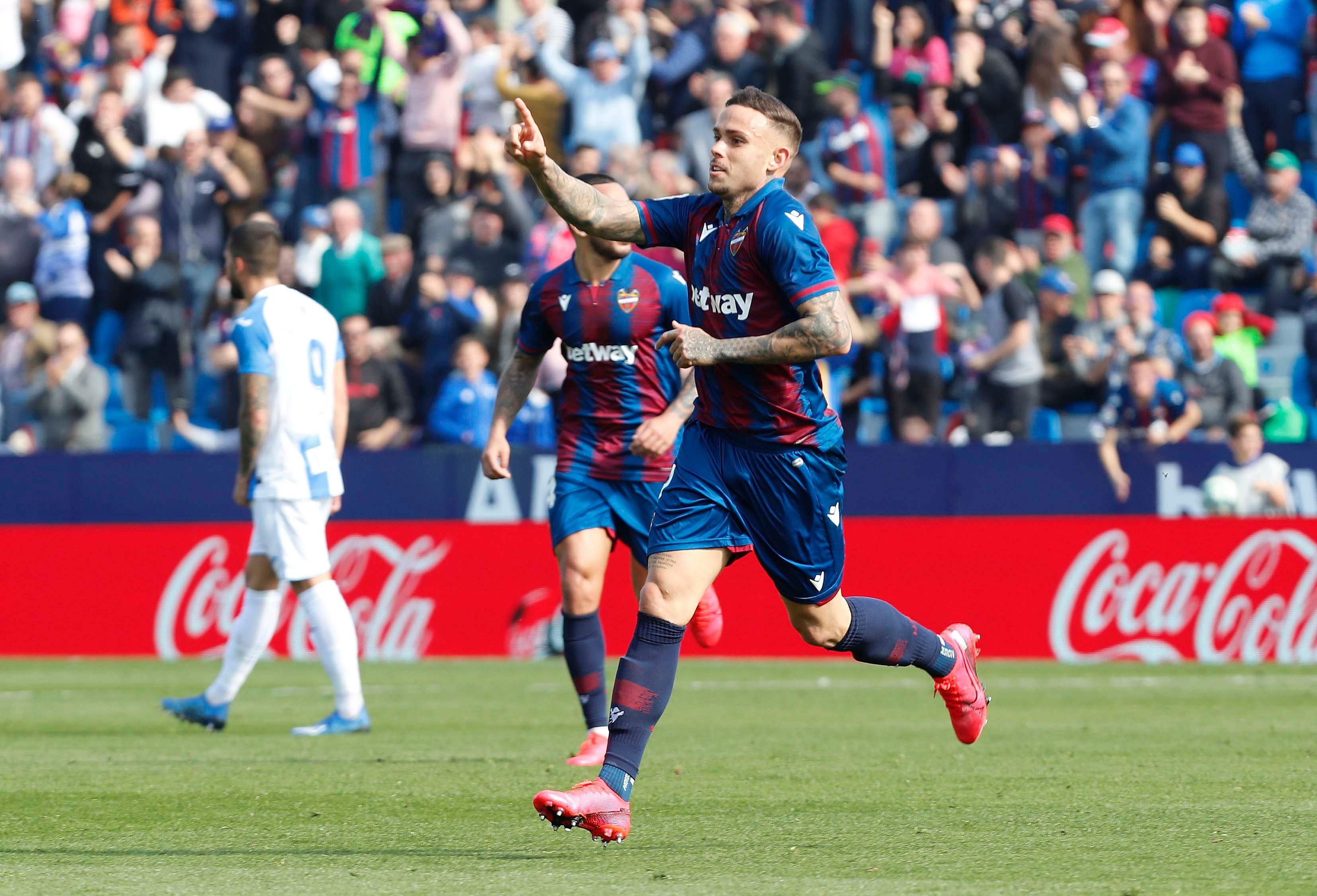  Roger celebra su gol.
