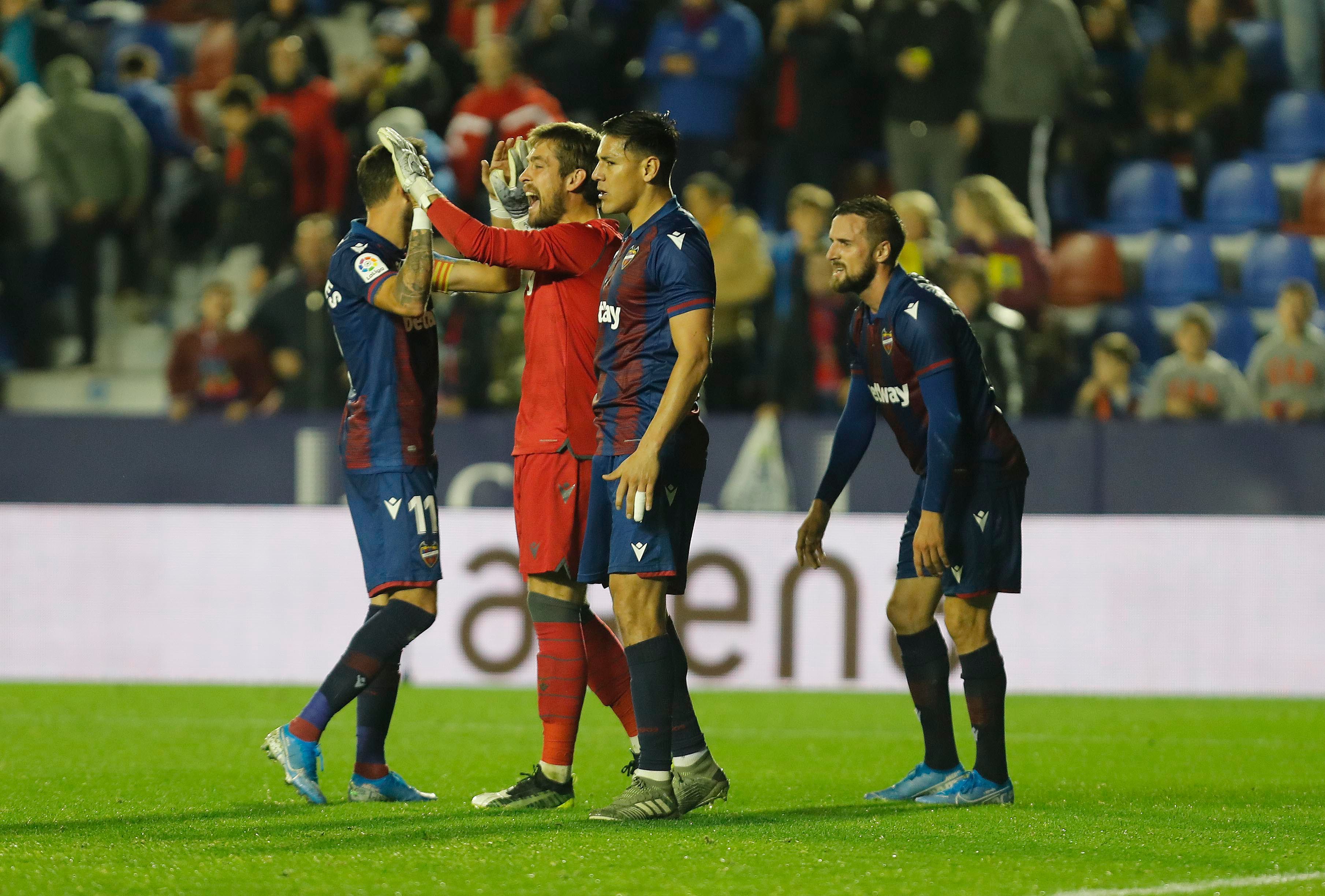  Aitor celebra el triunfo con sus compañeros.