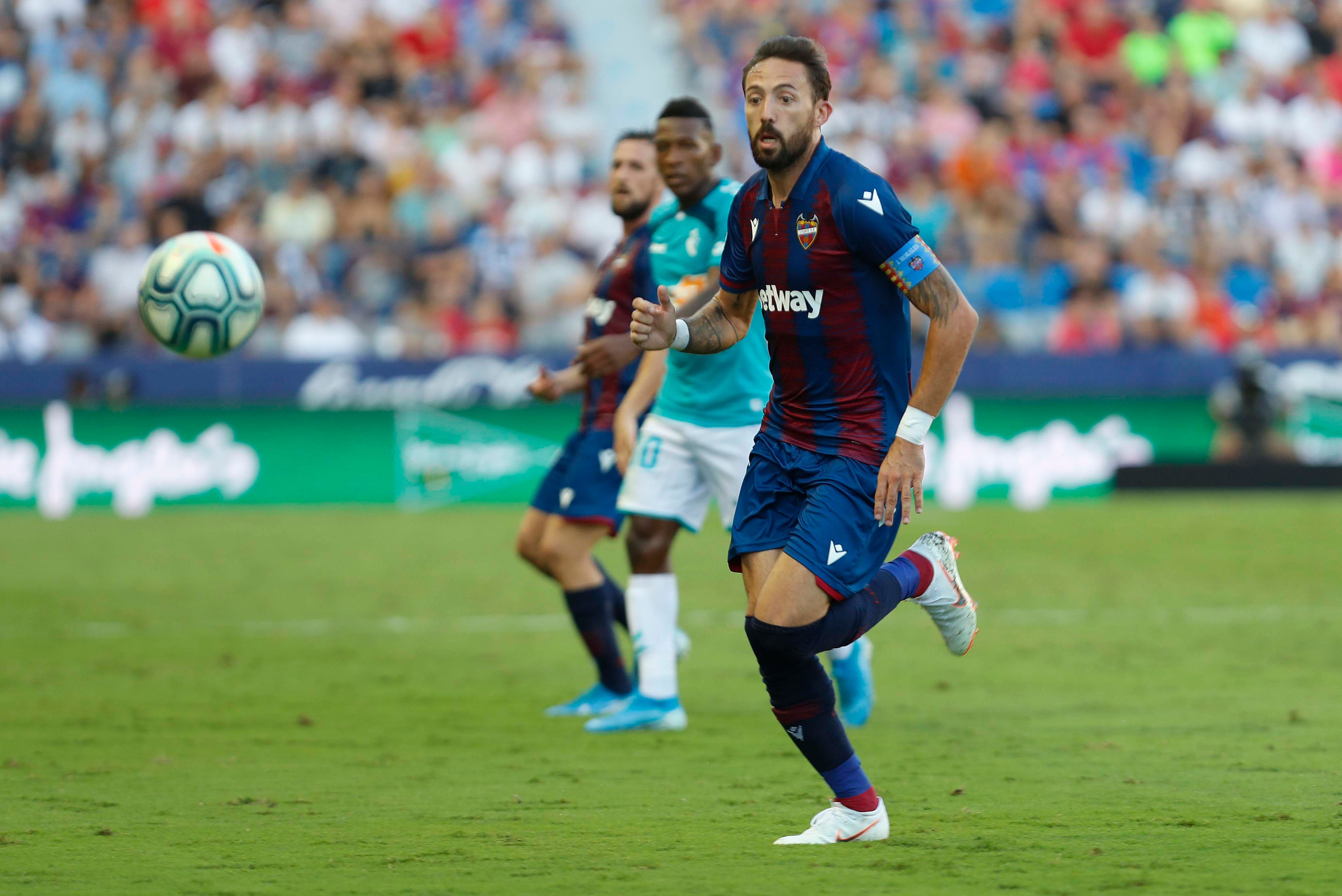  Morales, a por un balón.