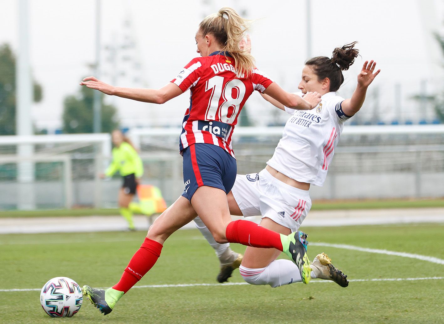  Duggan se dispone a disparar en el Real Madrid-Atlético de Madrid.