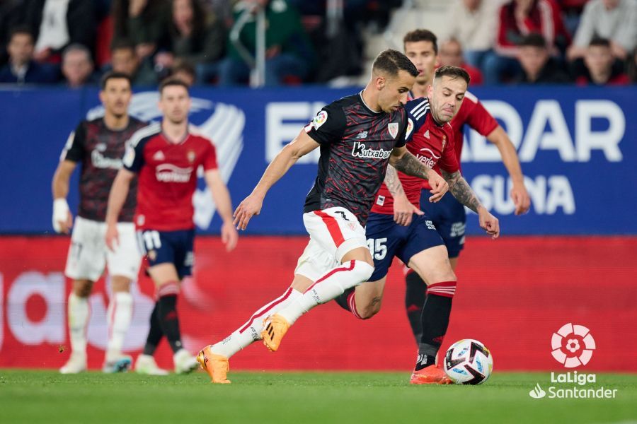 Álex Berenguer aguanta la presión de Rubén Peña (Foto: LaLiga).