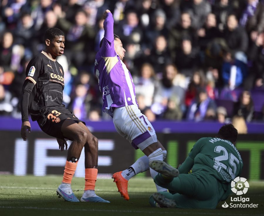 Sergio León se topa con Mamardashvili en el Real Valladolid - Valencia (Foto: LaLiga).