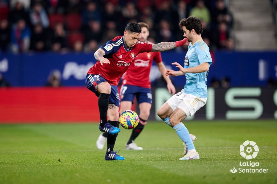 De la Torre encima al Chimy Ávila en el Osasuna-Celta (Foto: LaLiga).
