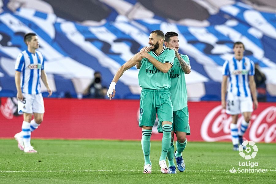  Karim Benzema se señala el hombro tras marcar a la Real Sociedad.