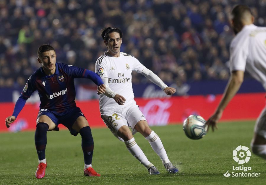  Isco, pujando un balón con Bardhi en la visita del Real Madrid al Levante.