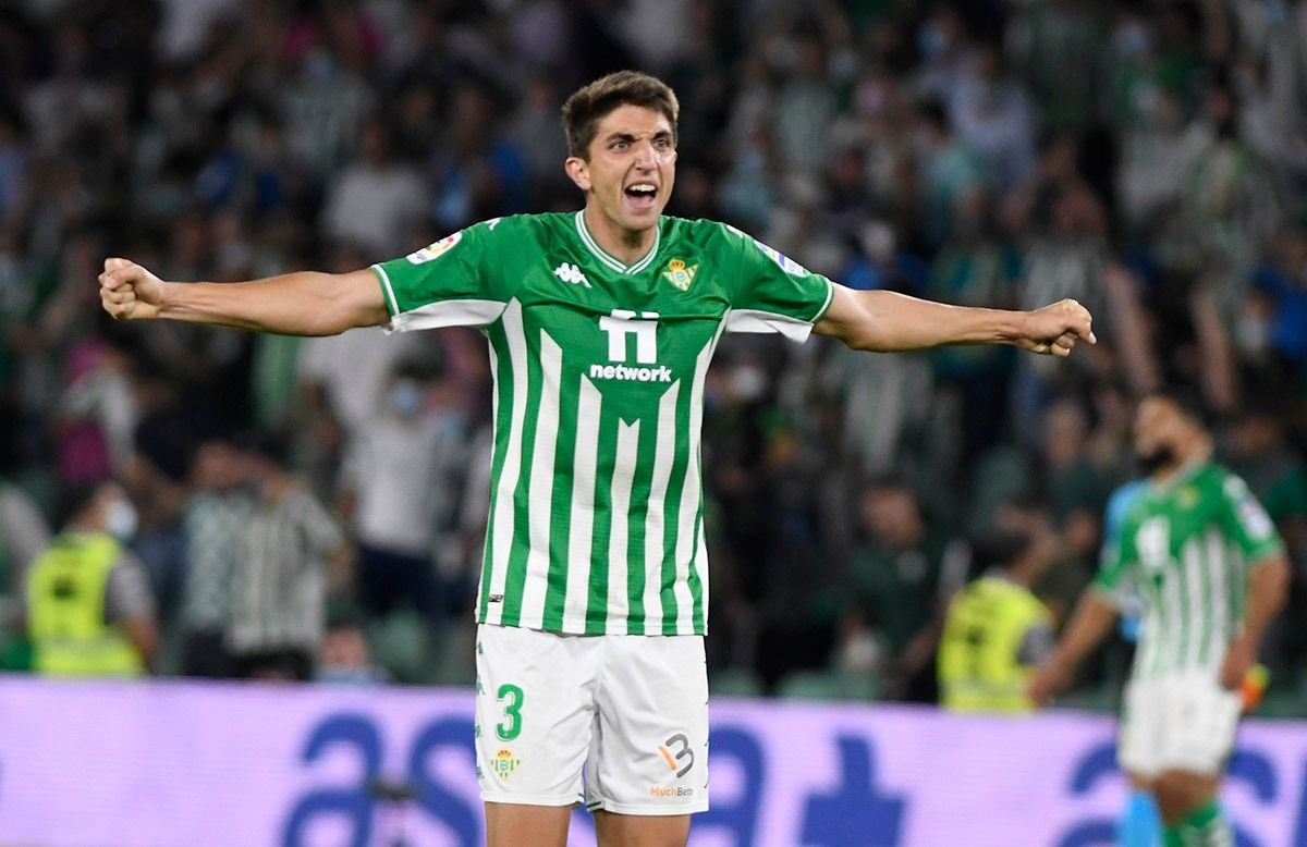 Edgar celebra un triunfo del Betis con la grada.