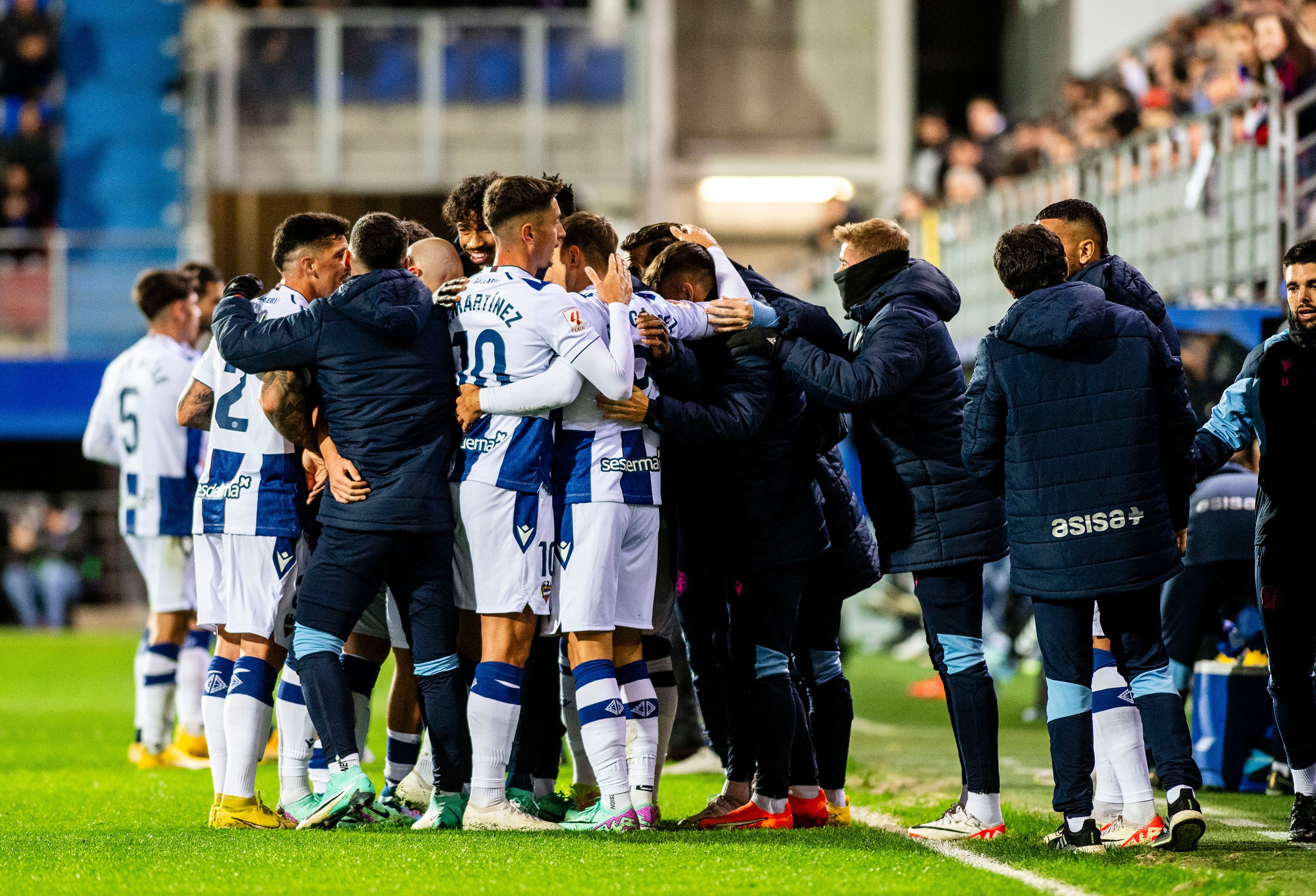 El Levante y Calleja celebran su gol ante el Éibar.