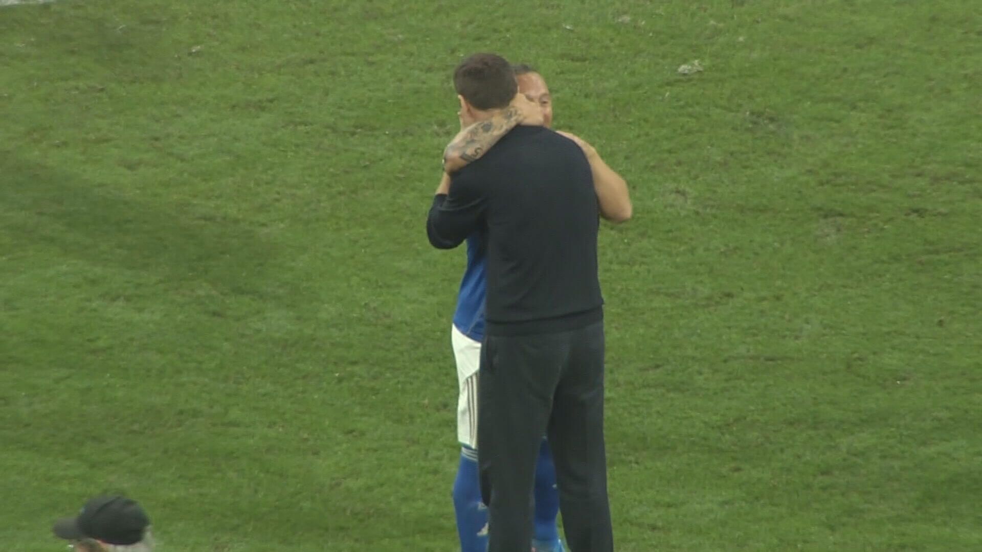  El abrazo entre Xabi Alonso y Santi Cazorla