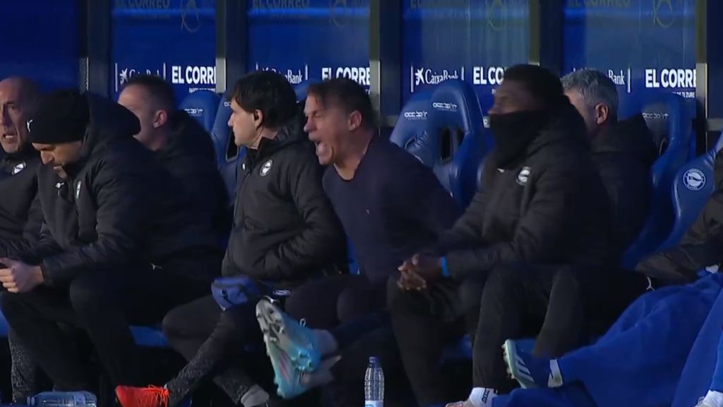  El enfado de Luis García Plaza en el banquillo. (Fuente: @DAZN)