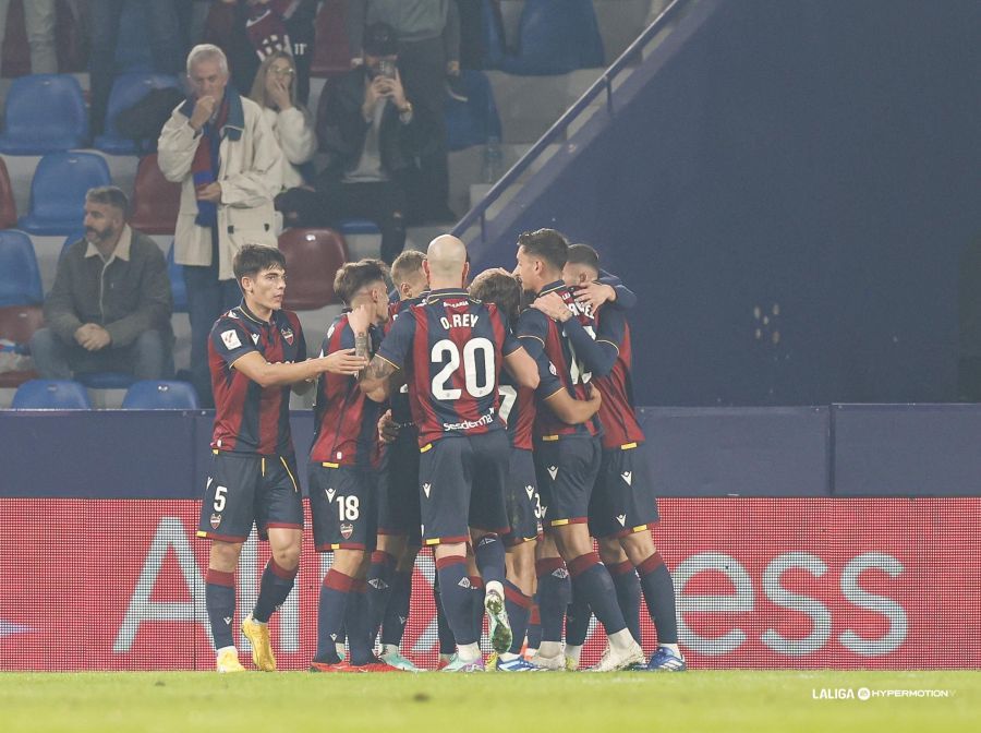  El Levante celebra el gol ante el Racing en el Ciutat.