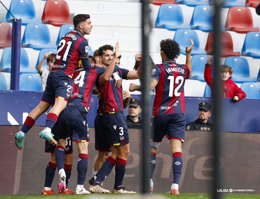  El Levante celebra el gol ante el Sporting.
