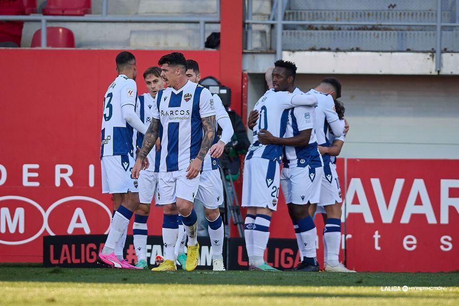 El Levante celebra el gol de Carlos Álvarez contra el Mirandés.