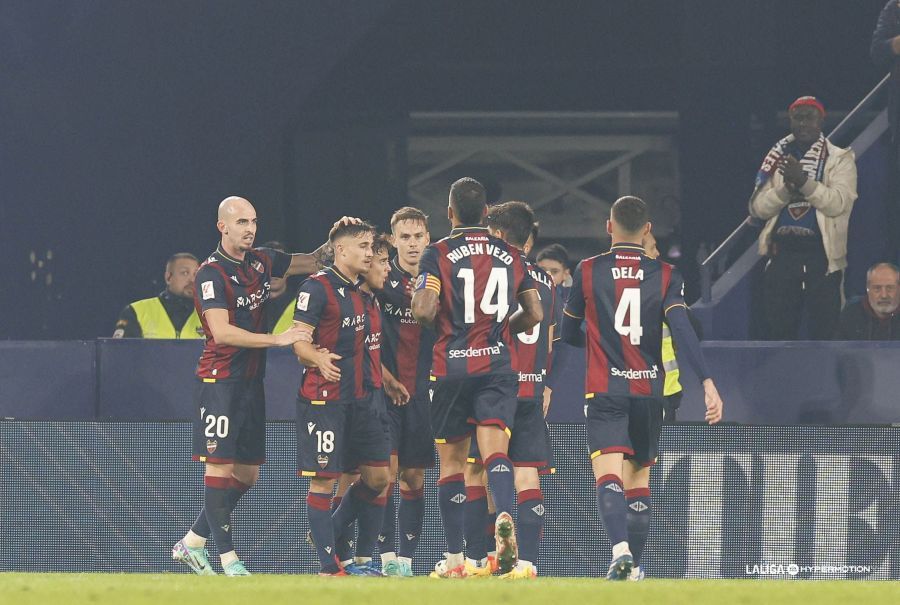 El Levante celebra el gol de Iván Romero ante el Racing de Santander en el Ciutat.