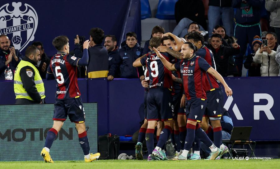  El Levante celebra el gol de Pablo Martínez contra el Valladolid.