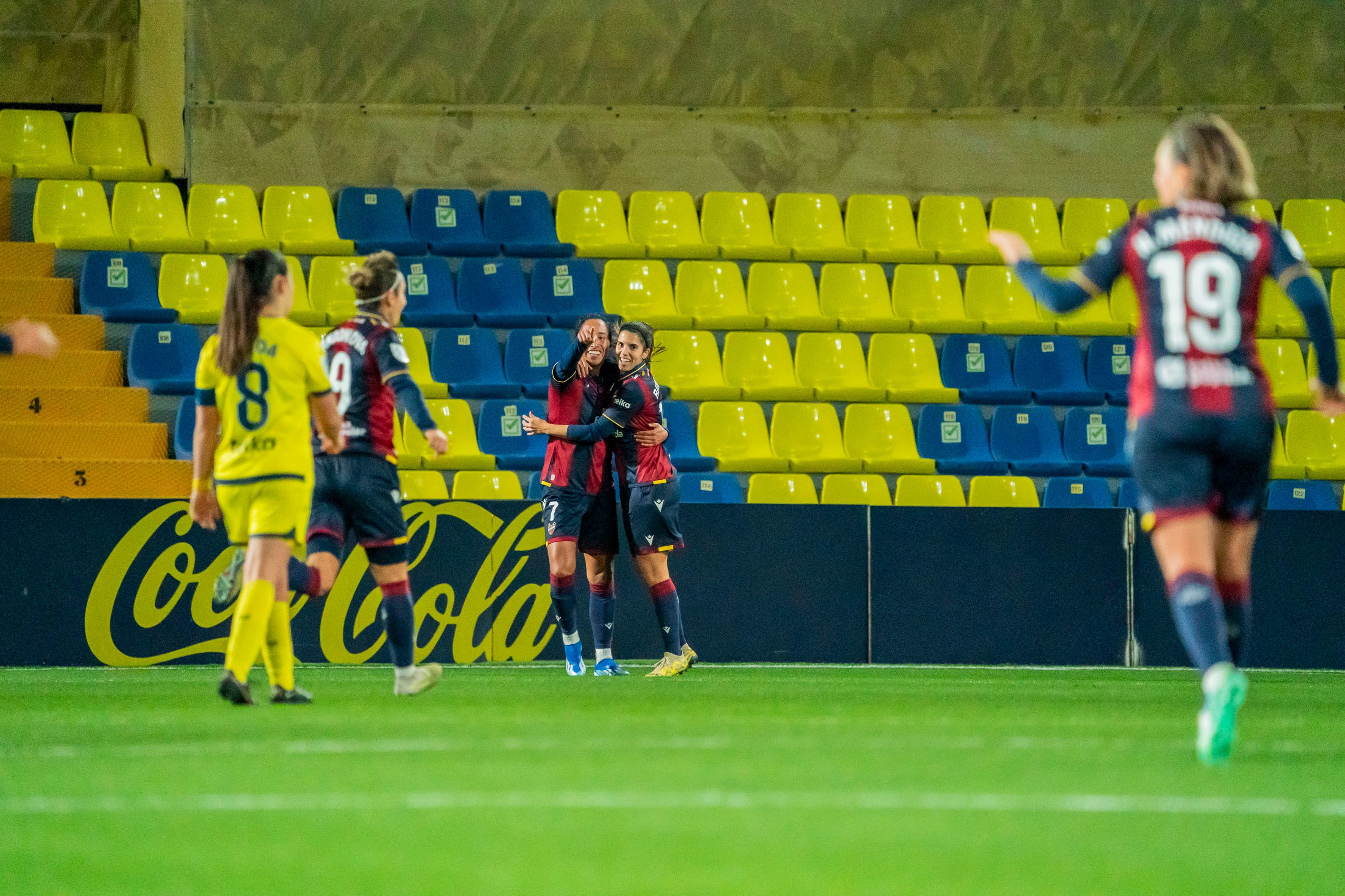 El Levante Femenino celebra la victoria contra el Villarreal a domicilio.