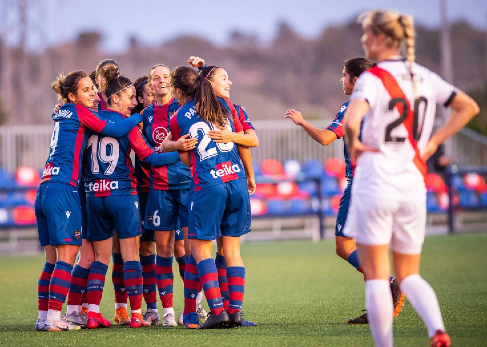  El Levante UD Femenino sumó la cuarta victoria consecutiva frente al Rayo Vallecano (5-1) y consig