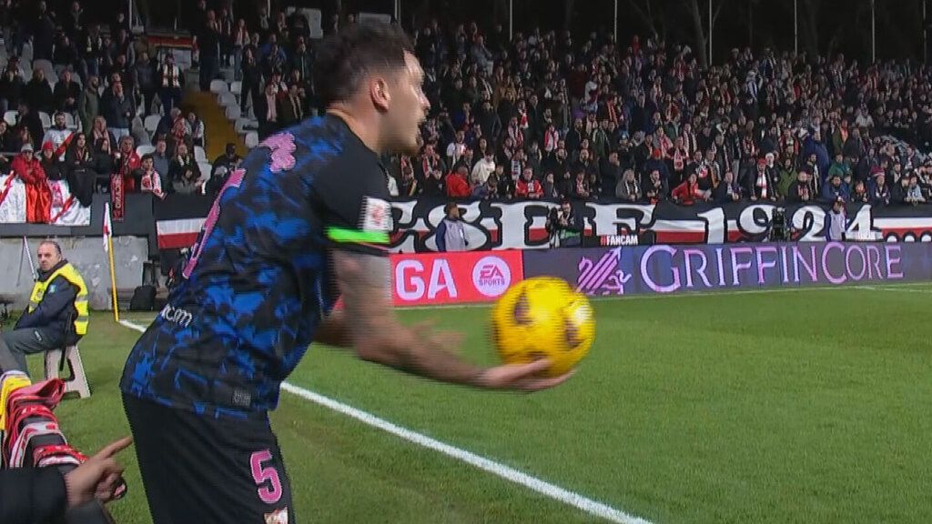 El momento en el que el joven aficionado introdujo el dedo a Ocampos.