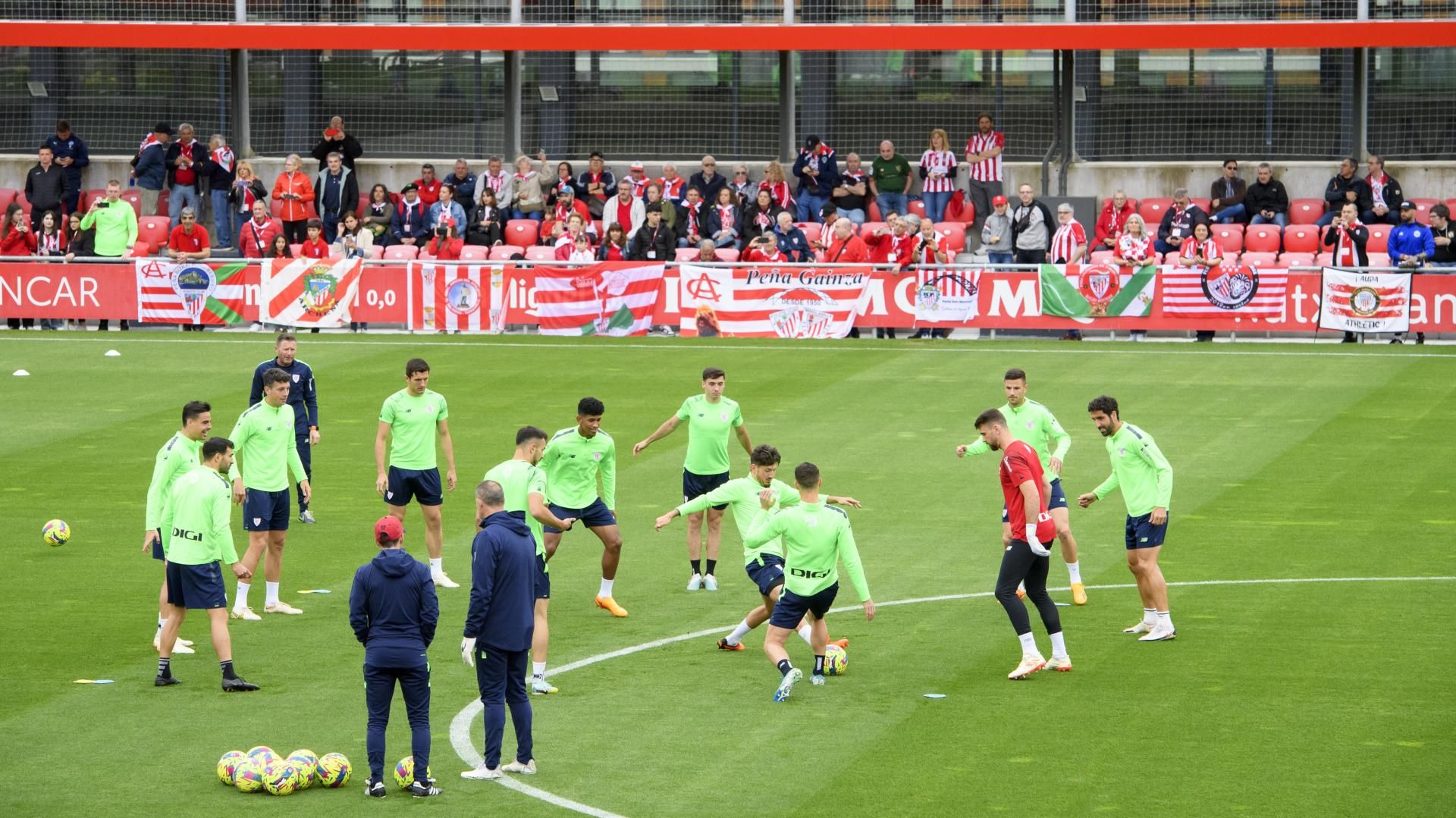  Entrenamiento del Athletic con público en la tribuna de las instalaciones de Lezama.