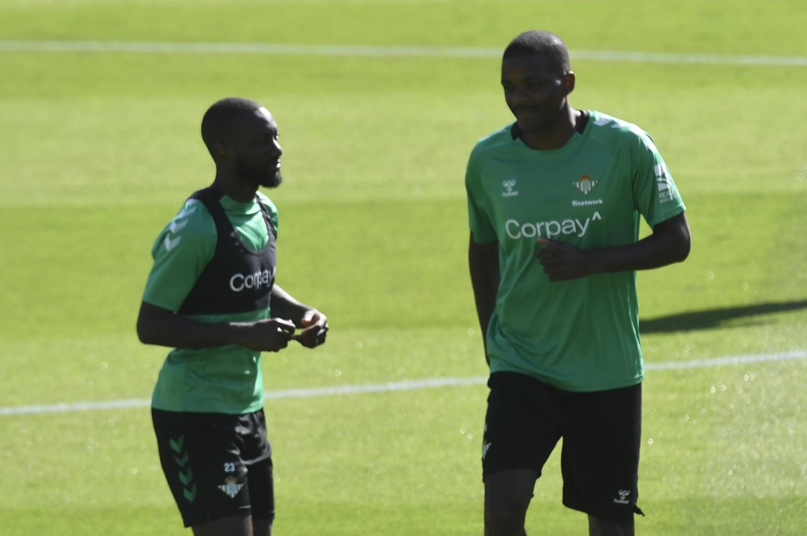  Sabaly y William Carvalho, en un entrenamiento del Betis.