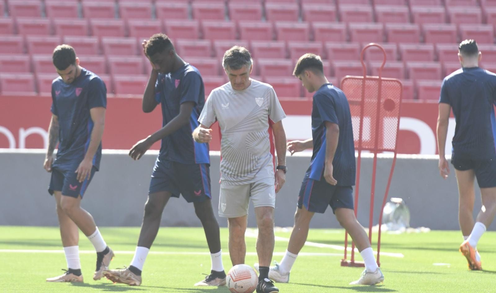 Mendilibar, en el entrenamiento del Sevilla de este jueves.