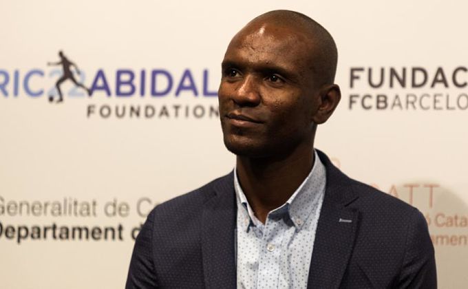Eric Abidal posa en un acto de su fundación.