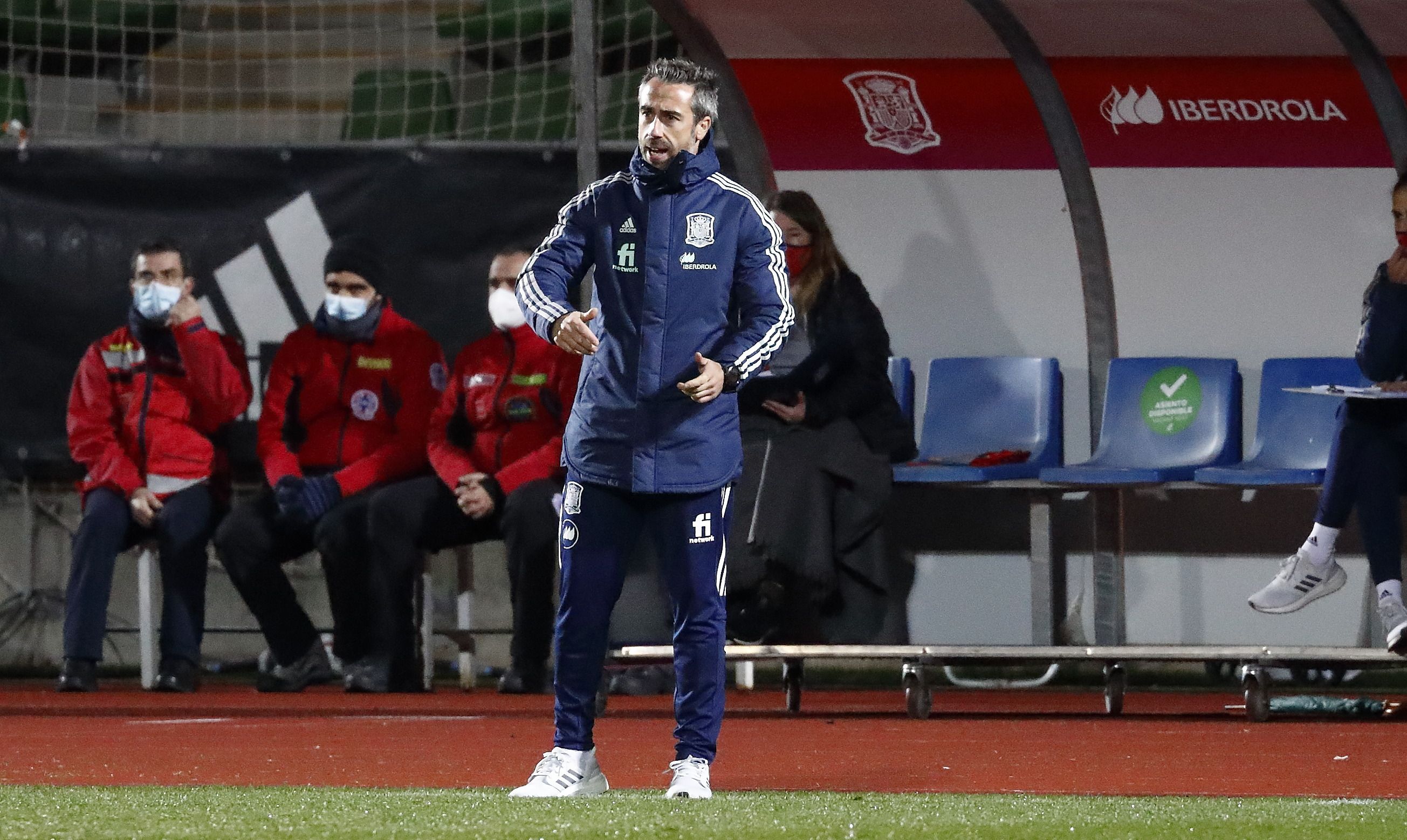  Jorge Vilda da instrucciones en el España-Moldavia.