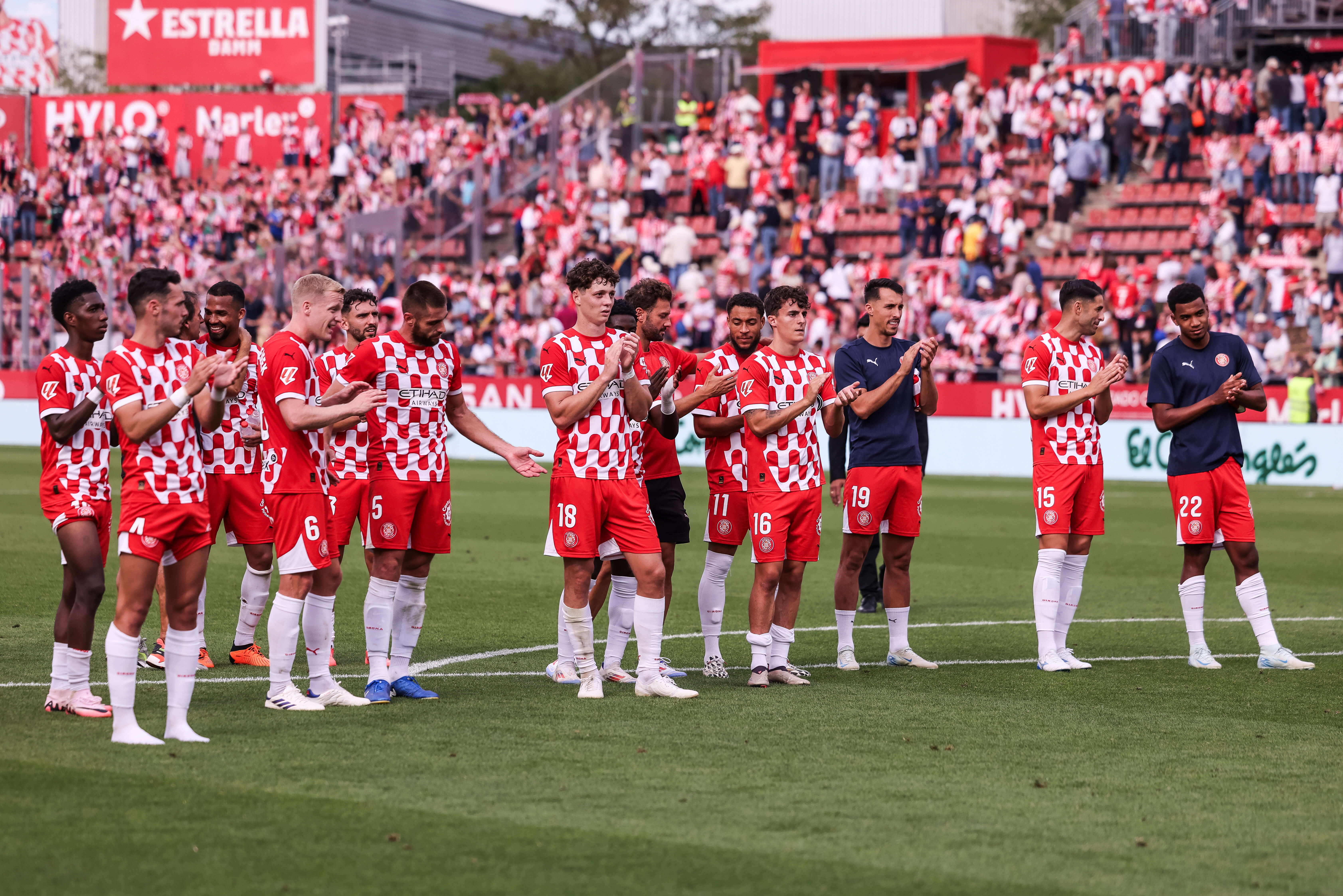  Los jugadores del Girona celebran junto a su afición (Europa Press)