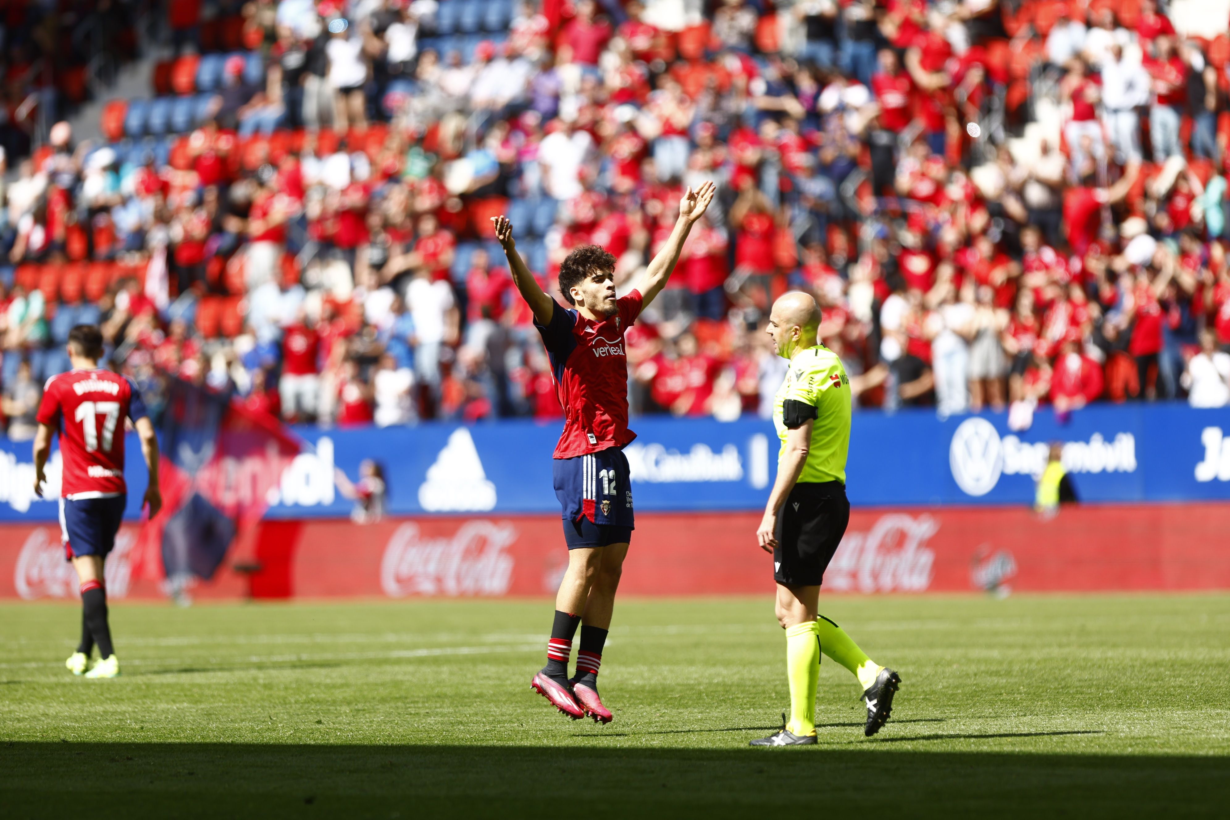  Ez Abde celebra un gol con Osasuna.