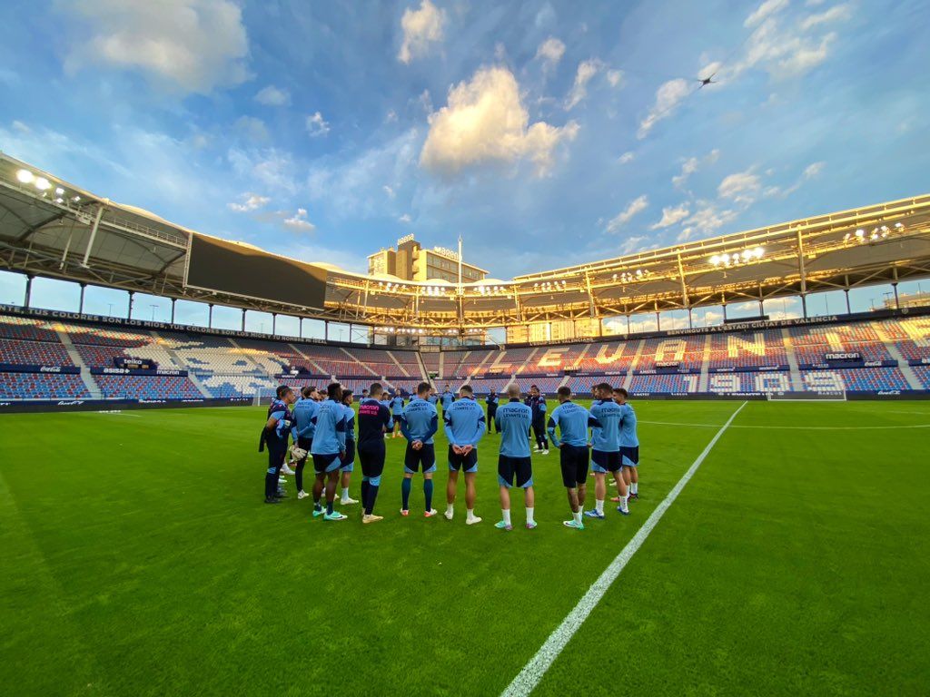  Los jugadores del Levante escuchan a Calleja en un entrenamiento.